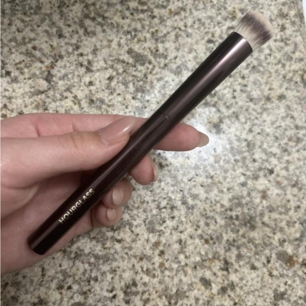 SEAMLESS FINISH CONCEALER BRUSH - Picture 4 of 5